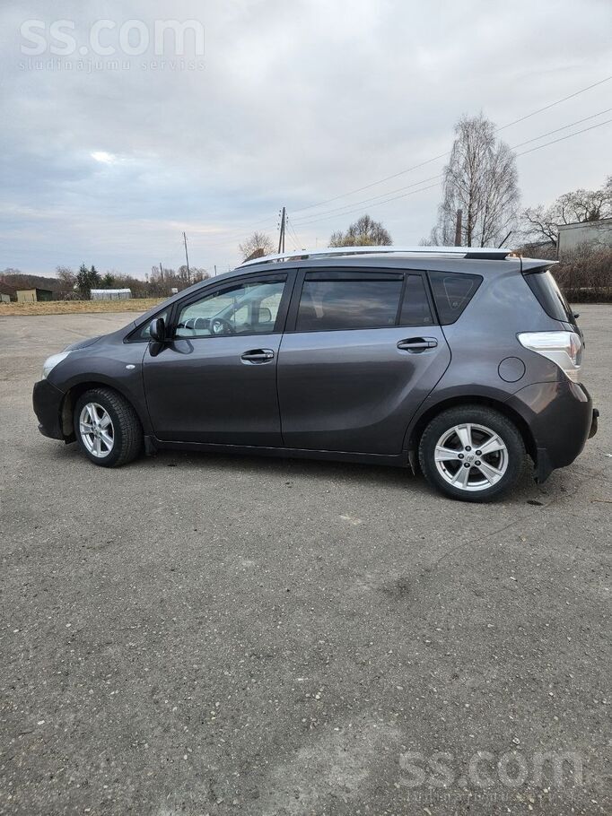 Toyota Labs, drošs auto ar 7 sēdvietam, liels ietilpīgs b