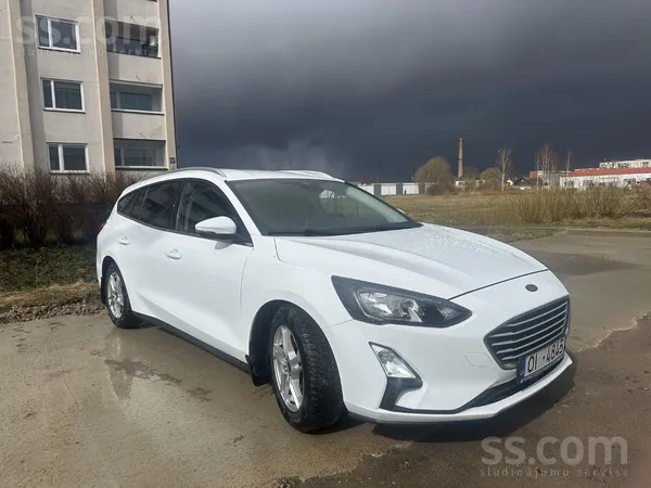 Ford Uzņēmums pārdod Ford Focus automašīnu. Cenā iekļau