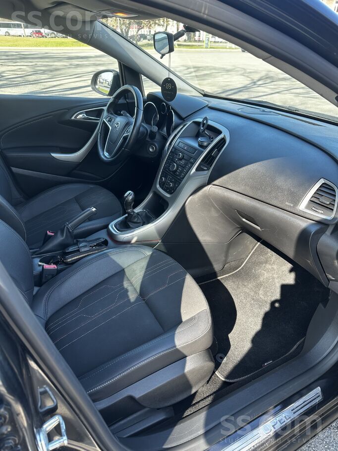 Opel Pārdod Opel Astra J universāli, 2013. gada izlaidu