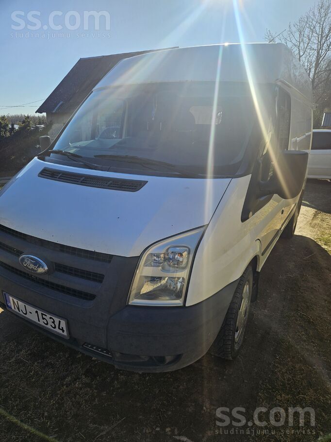 Ford Pārdodu kravas busu labā tehniskā un vizuālā stāvo