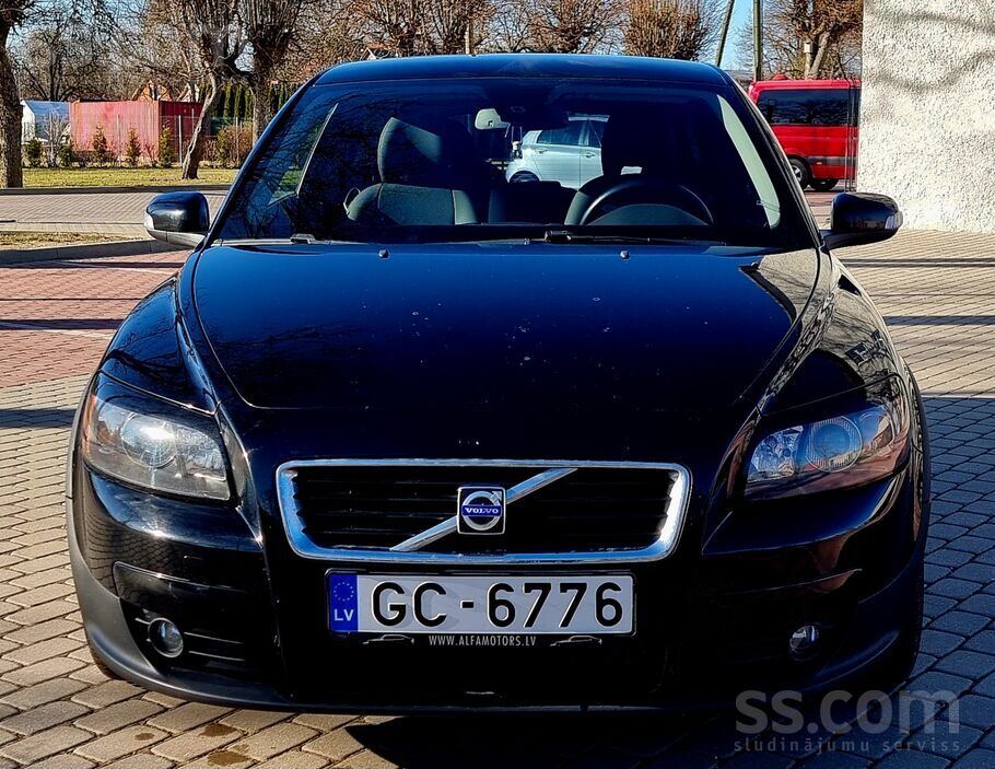 Volvo Jaunu īpašnieku meklē 19 gadu vecumam atbilstošs,