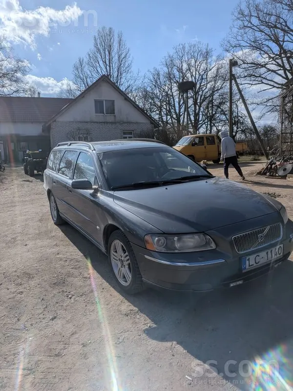Volvo Kad brauc pakaļ, paņem zandales. 