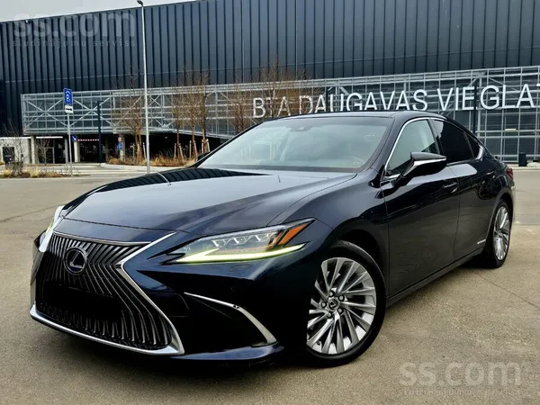 ES 300h Ultra Luxury, maximāli pilna versija ar pilnu servisa vēsturi pie dī