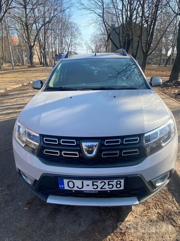 Dacia Pārdod Dacia Sandero ar 0.9 litru 66 KW eco benzīn