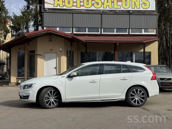 Volvo Ievests Volvo V-60 Hybrid plug in D6 Awd , 5 cilin