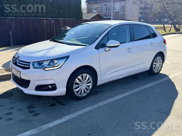 Citroen Pārdod 2016. gada Citroën C4, balta perlamutra krā