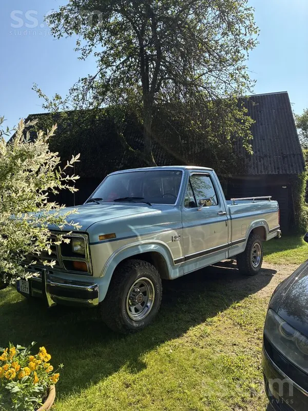 F150 XL short bed. 
5L V8 - ar iešprici līdz ar to patēriņš salīdzinoši maz
