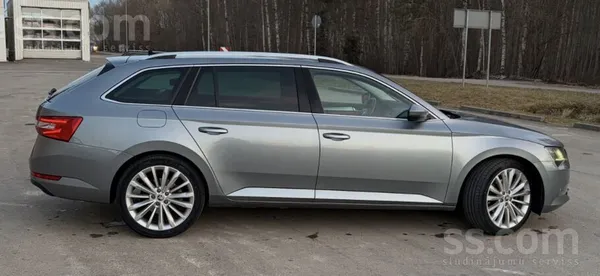 2.0 Dsg, 7 ātrumi. Ir arī sporta režīms. 
2 riepu un disku komplekti :
+R1
