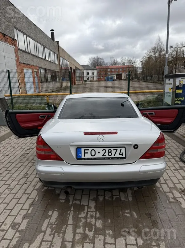 Uz tirdziņu iet kabriolets. 
Pa ziemu nav braukts. 
Pārbūvēta izplūde, ir