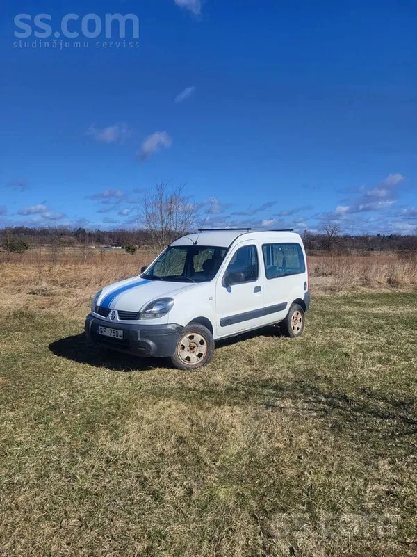 Renault Auto normālā stāvoklī. Jauna TA, M+S riepas. Atslē