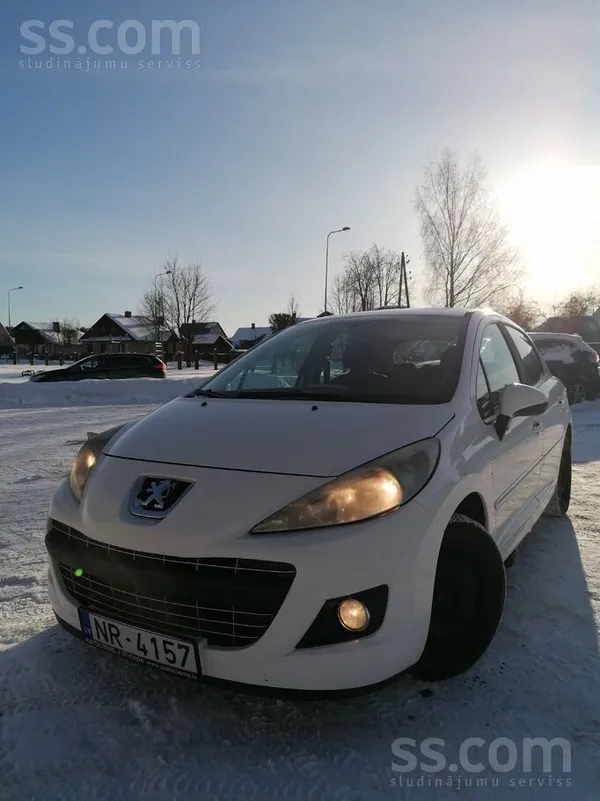 Pārdodu peugeot, mašīna darba kārtībā, ideāls auto neskaitot dažus virsbūves