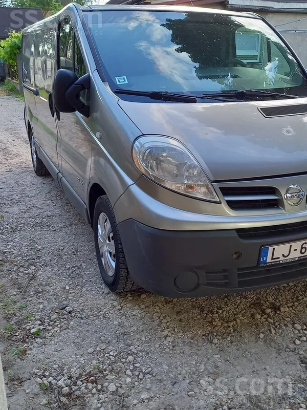 Nissan Бусик грузовой, удлиненный, оливкового цвета. 