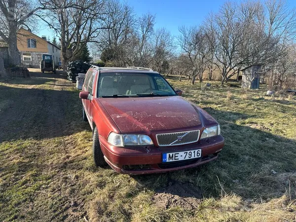 Volvo 2, 4 benzīna/gāze ar automātisko ātrumkārbu. 