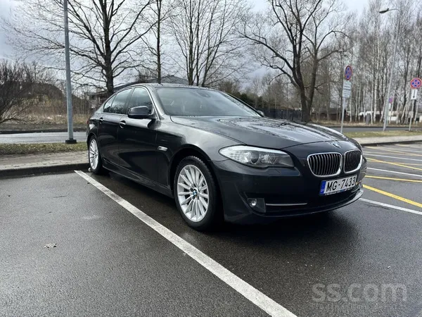BMW BMW 525, 2012. gada. Labā tehniskā un vizuālā stāv
