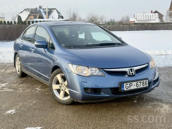 Honda Pārdodu uzticamu un koptu Honda Civic sedanu labā 