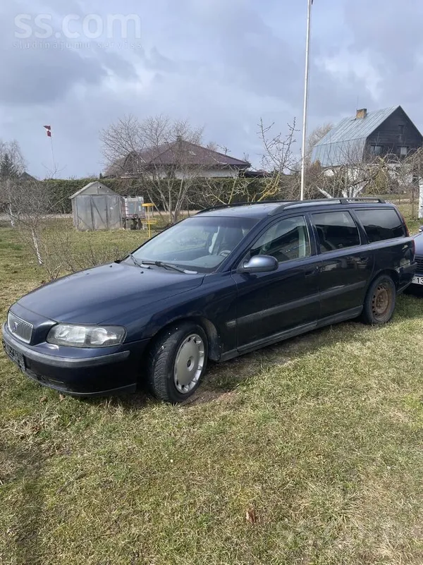 Rezerves daļām. Pārdod ejošu Volvo V70. Auto darbojas - rūc un brauc. Saimni