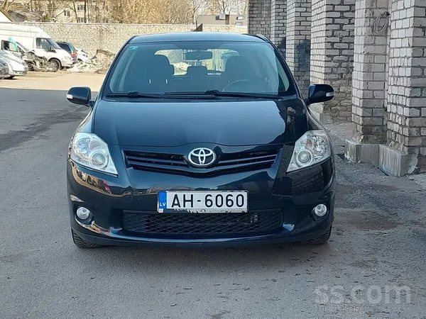Toyota Mašīna labā tehniskā un vizuālā stāvoklī. Origināl