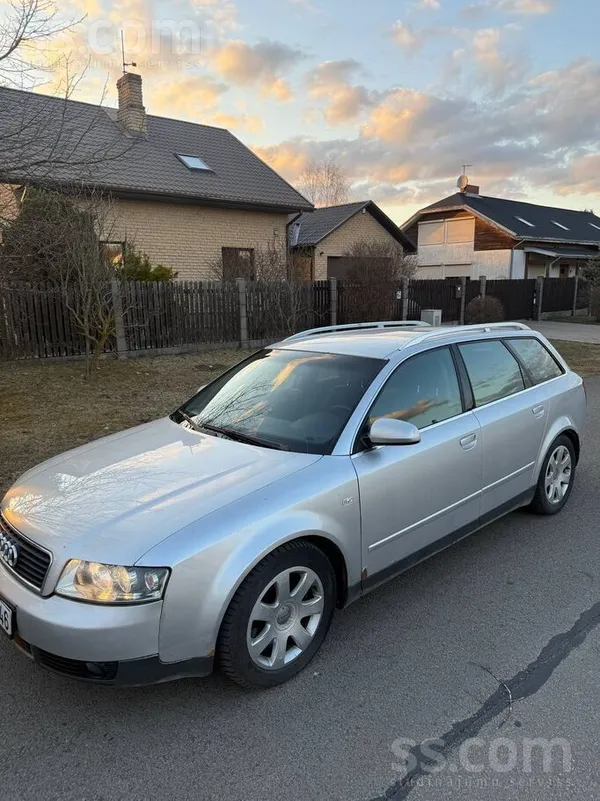Audi Pārdodu 2002. gada izlaiduma Audi A4 B6 ar 2, 5 li