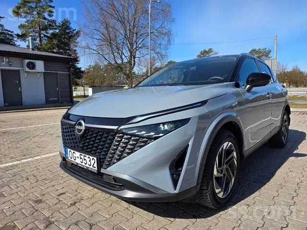 Nissan Qashqai N-Connecta ar automātisko ātrumkārbu. 
Divu toņu virsbūve –