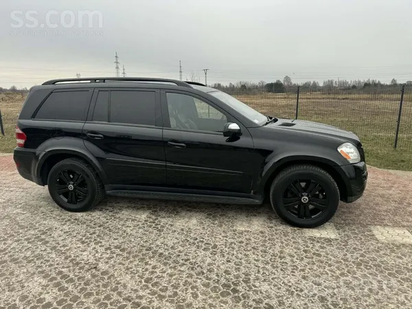 Mercedes Benz Gl550
Jaudīgs dzinējs, gāze nav bijusi. 
Auto, kas atstāj ie