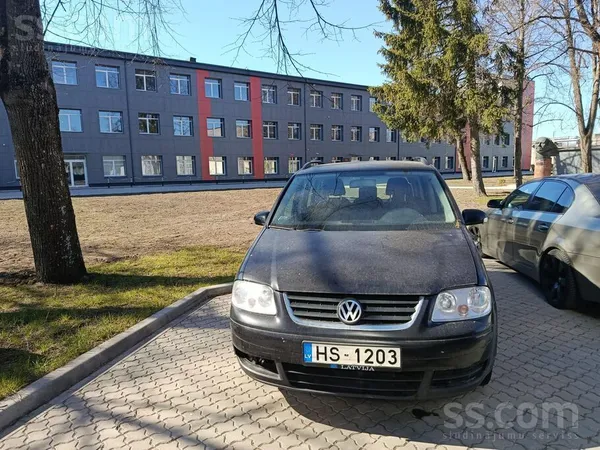 Volkswagen Продается Volkswagen Touran чёрного цвета, 2006 го