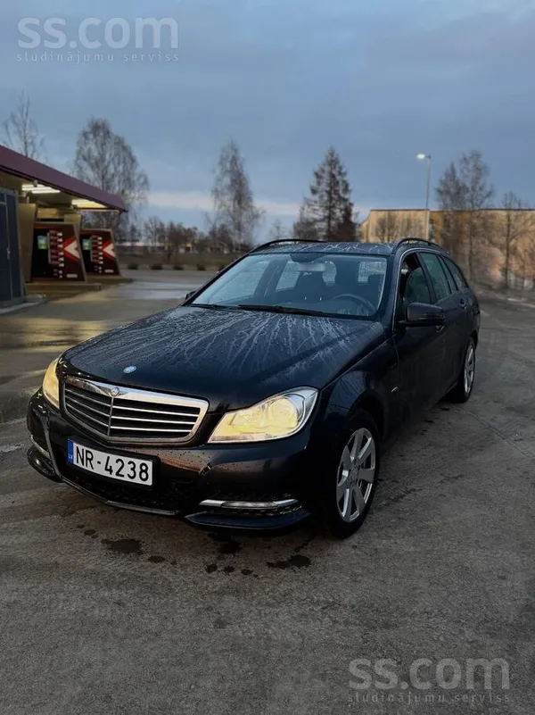 Pārdodu labu facelift Mercedesu bez Rūsas. 
Mašīna iet stingri nekas negrab