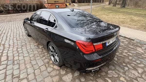 BMW Pardodu labi saudzetu 740, ar pakalpiedzinu, loti 