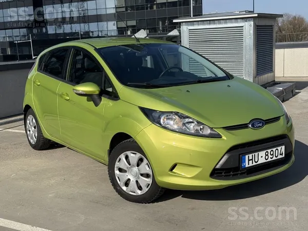 Uz tirdziņu iet ļoti lolots Ford Fiesta ar nobraukumu tikai 98 077 km. 
Aut