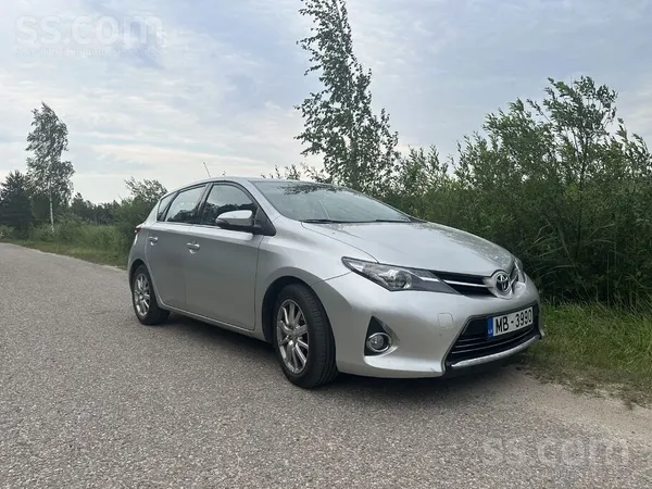 Toyota Продается надежный Auris не требует вложений .двое