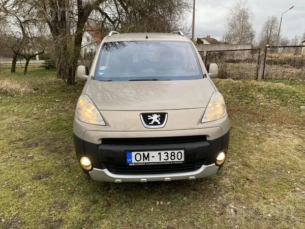 Peugeot Pārdodu bez derīgas TA. Auto ir ejošā stāvoklī. Es