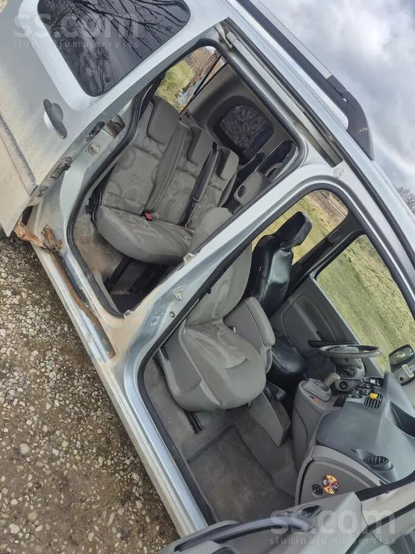 Renault Roka jāpieliek. Būs vajadzīga ķīmiskā tīrīšana. Au