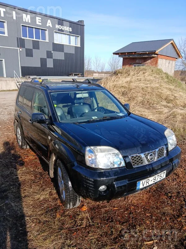 Nissan Automašīna ir braucamā stāvoklī, dzinējs rūcas, be