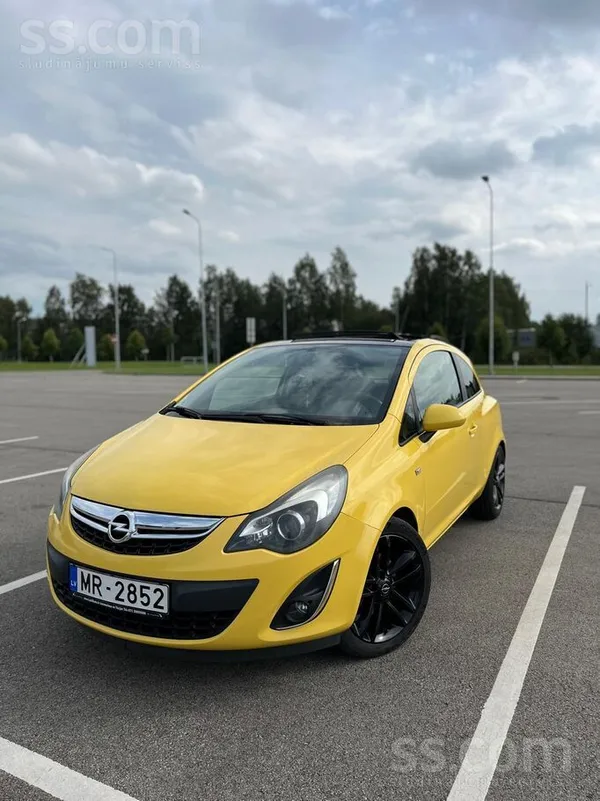Opel Pārdod Opel Corsa - koša, uzticama un ekonomiska. 