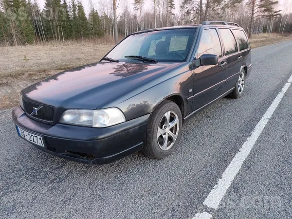 Pārdodu volvo v70 
2.5tdi ar 103kw (vecais labais 5cilindru audi motors)
1