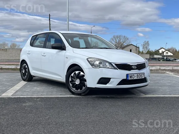 Kia Ceed 1.4 benzīns manuālā kārba. 
Auto ir dinamisks un ekonomisks. 
Vie