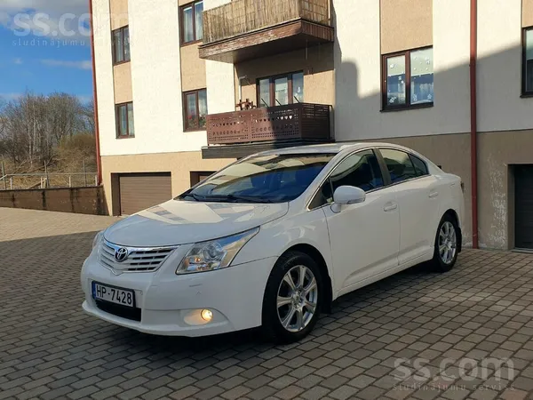 Toyota Avensis 2.0 Benzīns. Automātiskā ātrumkārba. Lietie diski ar labām vi