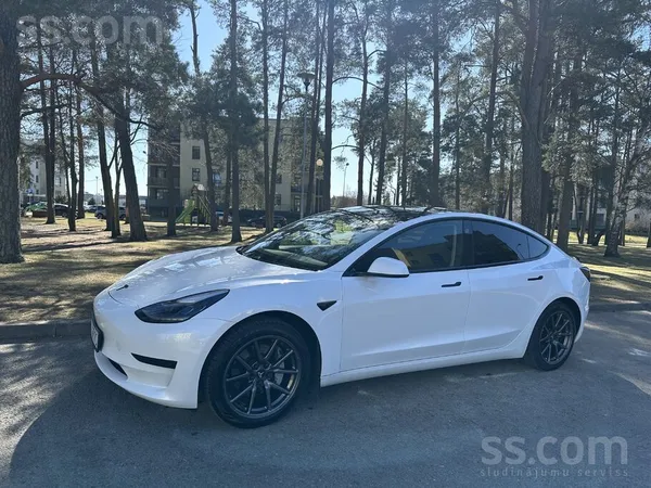 Pārdodu jaudīgu Tesla Model 3 ar pilnu servisa vēsturi un lielisku tehnisko stāvokli
