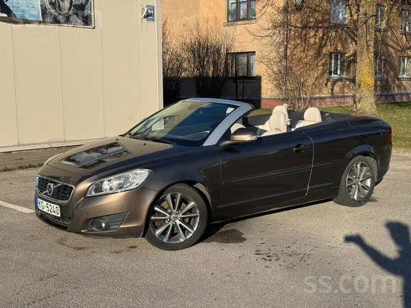 Pārdod divkrāsu kabrioletu Volvo C70. Auto tika mantots no padzīvojušā tēva,