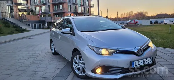 Stilīgs, ietilpīgs un godīgs 2016.gada Toyota Auris universāls, kas ne tikai