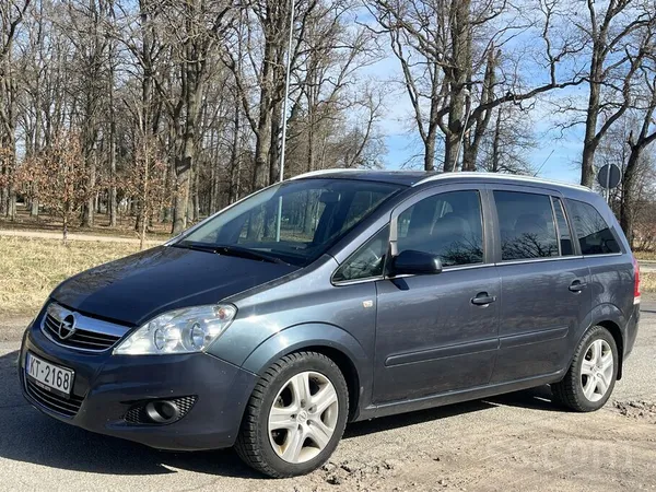 Opel Septiņvietīga Zafira labā stāvoklī. 