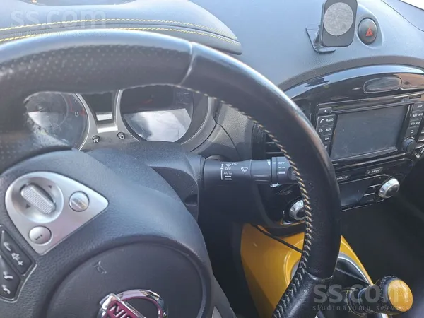 Nissan Gluži kā dzeltens kabriolets ar dzelteniem lietiem