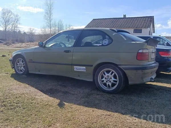 BMW Pārdod BMW 318is, compact. Virsū stāv 4.44 redukto