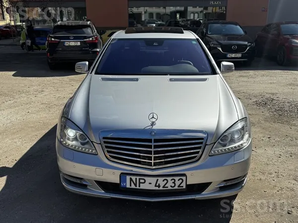 Automašīna ir teicamā stāvoklī savam vecumam. Salons un virsbūve ir teicamā