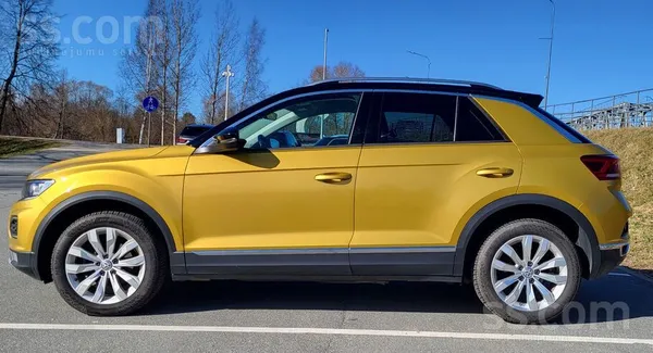 Volkswagen Tiešam forša un dinamiska mašīna skaista zelta krā