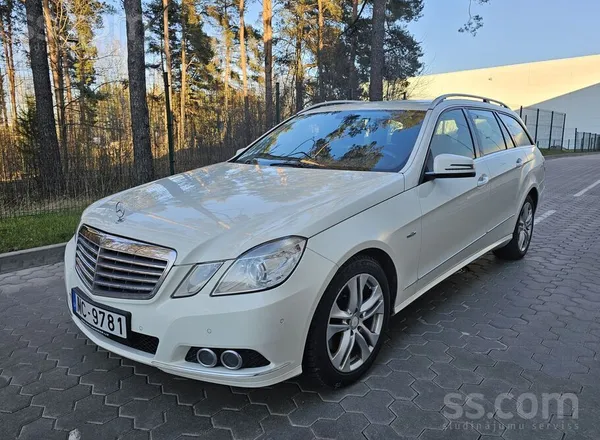Pārdodu Mercedes-Benz . Kārba slēdzas labi. Rūsas nav. Jaunas riepas. 2 Atsl