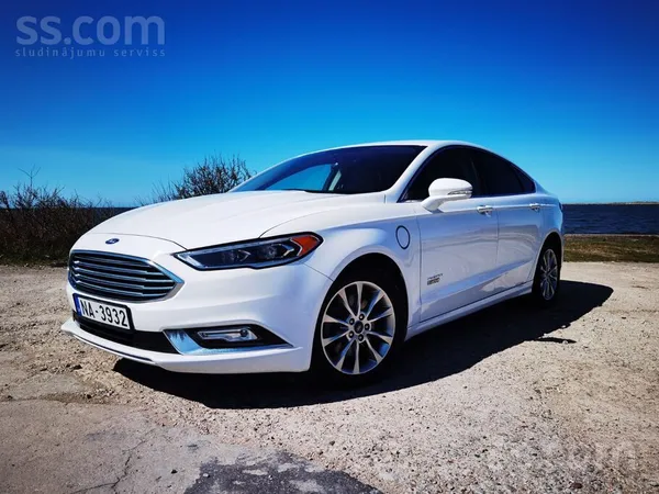 Автомобиль Ford Fusion Plug-In Hybrid, аналог европейского Ford Mondeo, с во