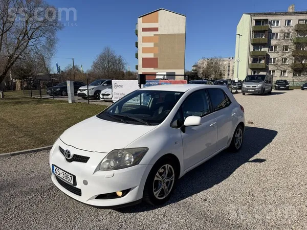 Toyota Auris 2.2 (130kw) dīzeļa dzinējs ar 6 ātrumu manuālo ātrumkārbu.