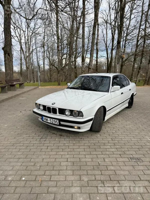 BMW Tirgoju skaistu vasaras auto.