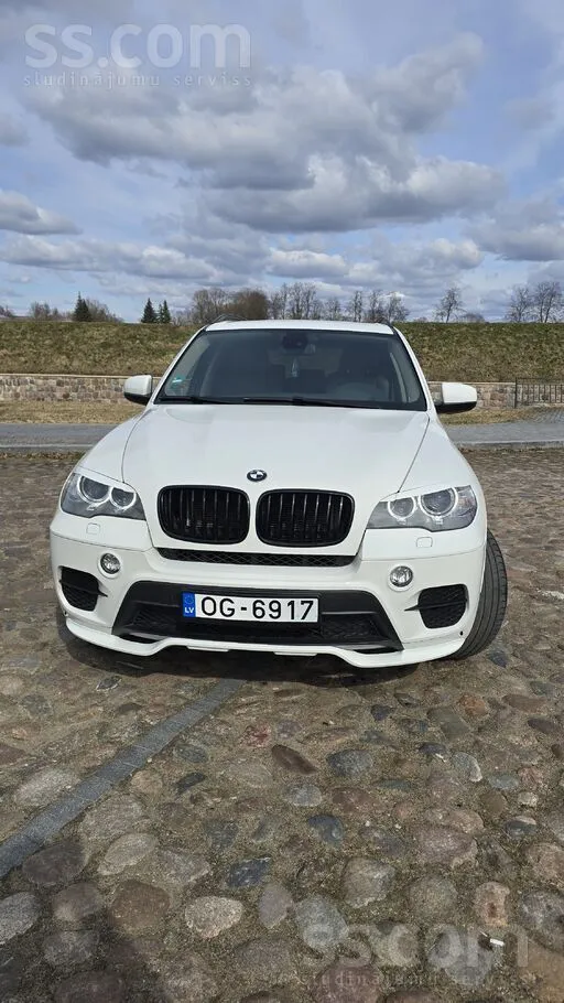 BMW Pārdodu BMW x5 mašīna ir ļoti laba stāvokli, pilna
