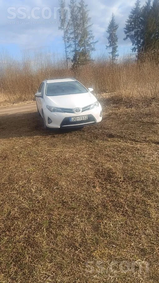 Toyota Labs, ietilpīgs ğimenes auto. Cena runājama pie ap